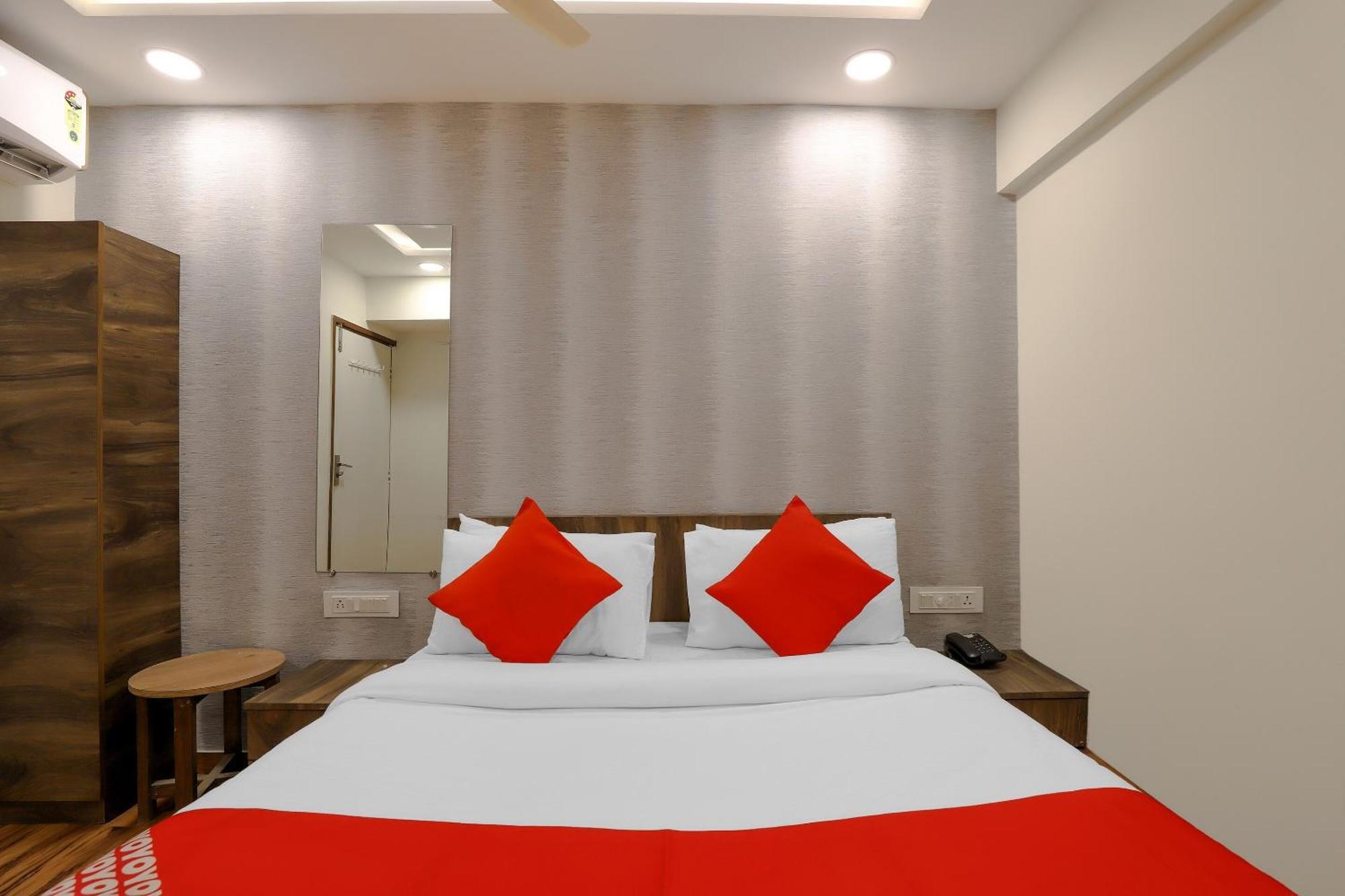 Oyo Hotel Shree Niwas Ahmedabad Exterior foto