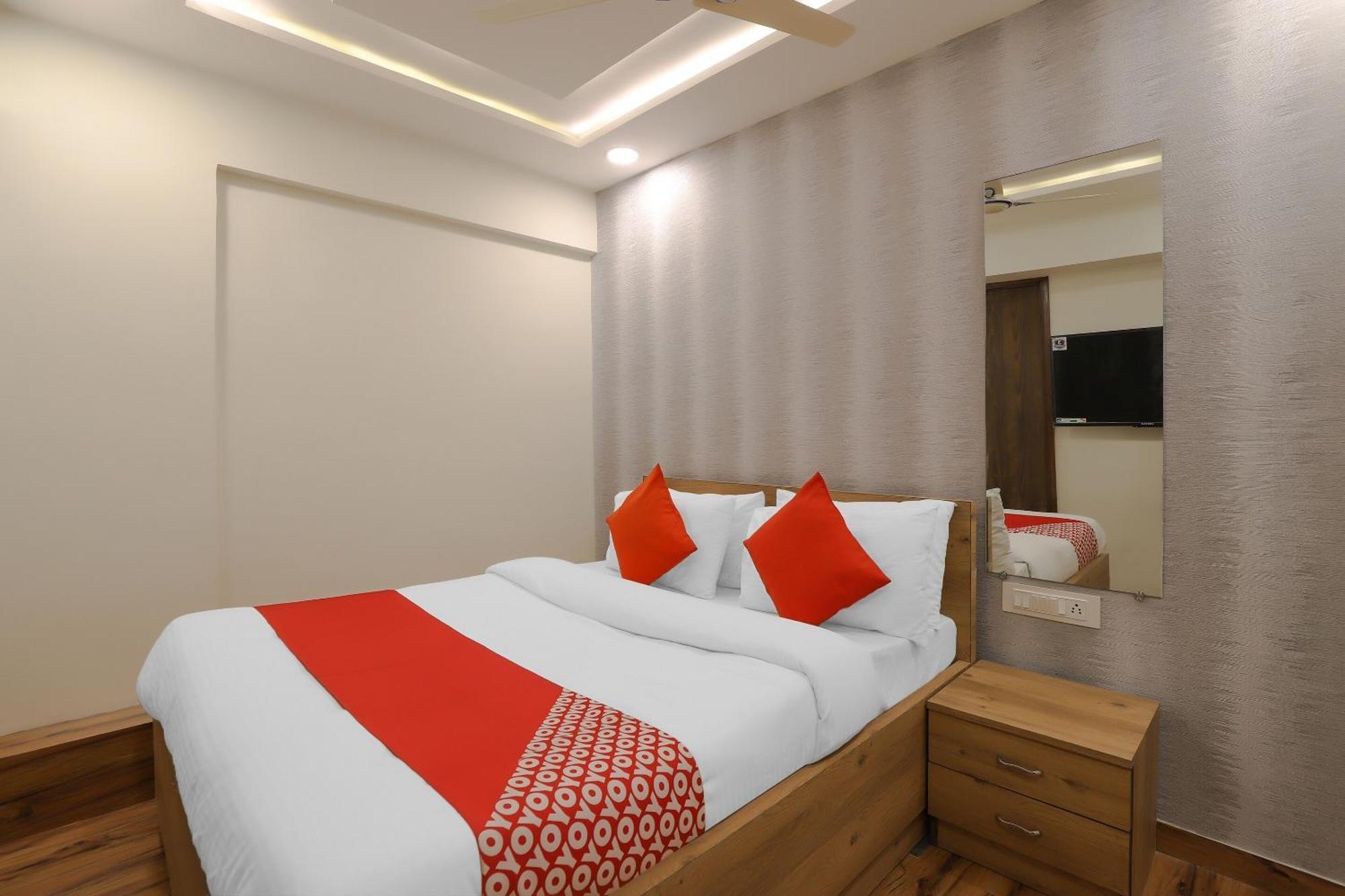 Oyo Hotel Shree Niwas Ahmedabad Exterior foto